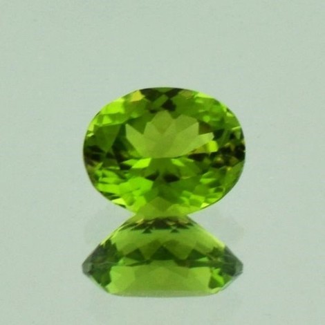 Peridot oval grün 2,44 ct