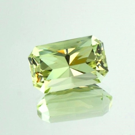 Heliodore Beryll octagon yellowish light green 15.67 ct