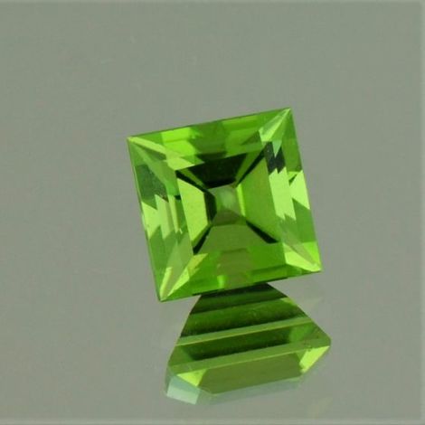 Peridot square green 1.8 ct