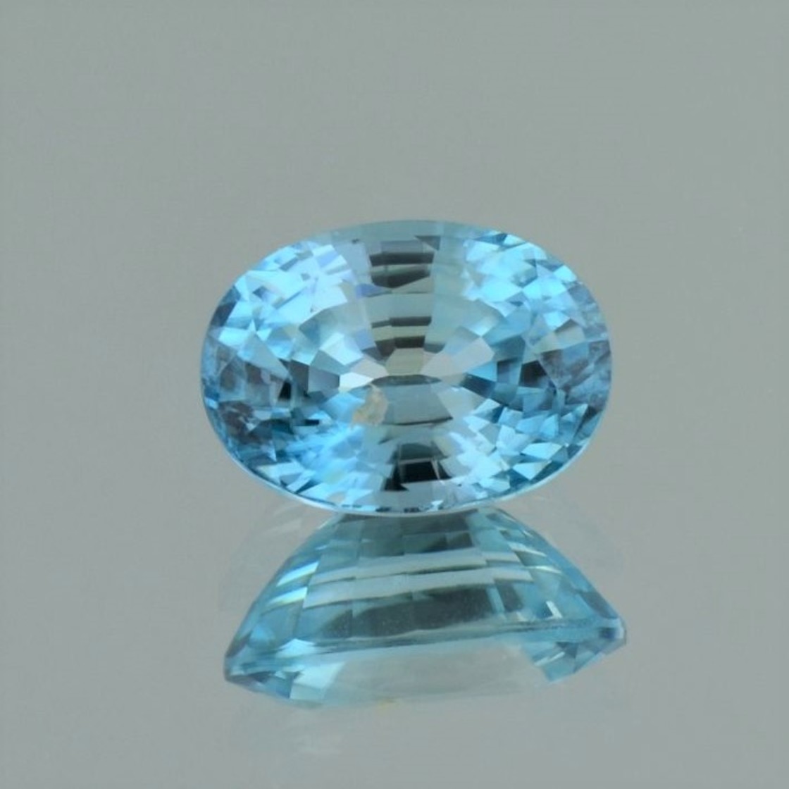 Zirkon oval intensives Hellblau 6,04 ct