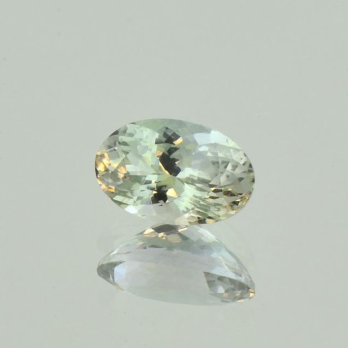 Zoisit oval zartgrün ungebrannt 3,45 ct