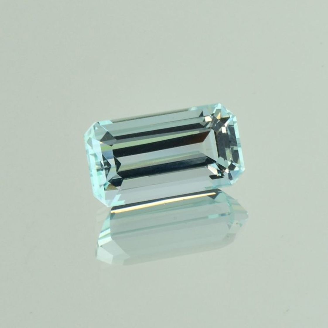 Aquamarine octagon sehr light blue 4.06 ct