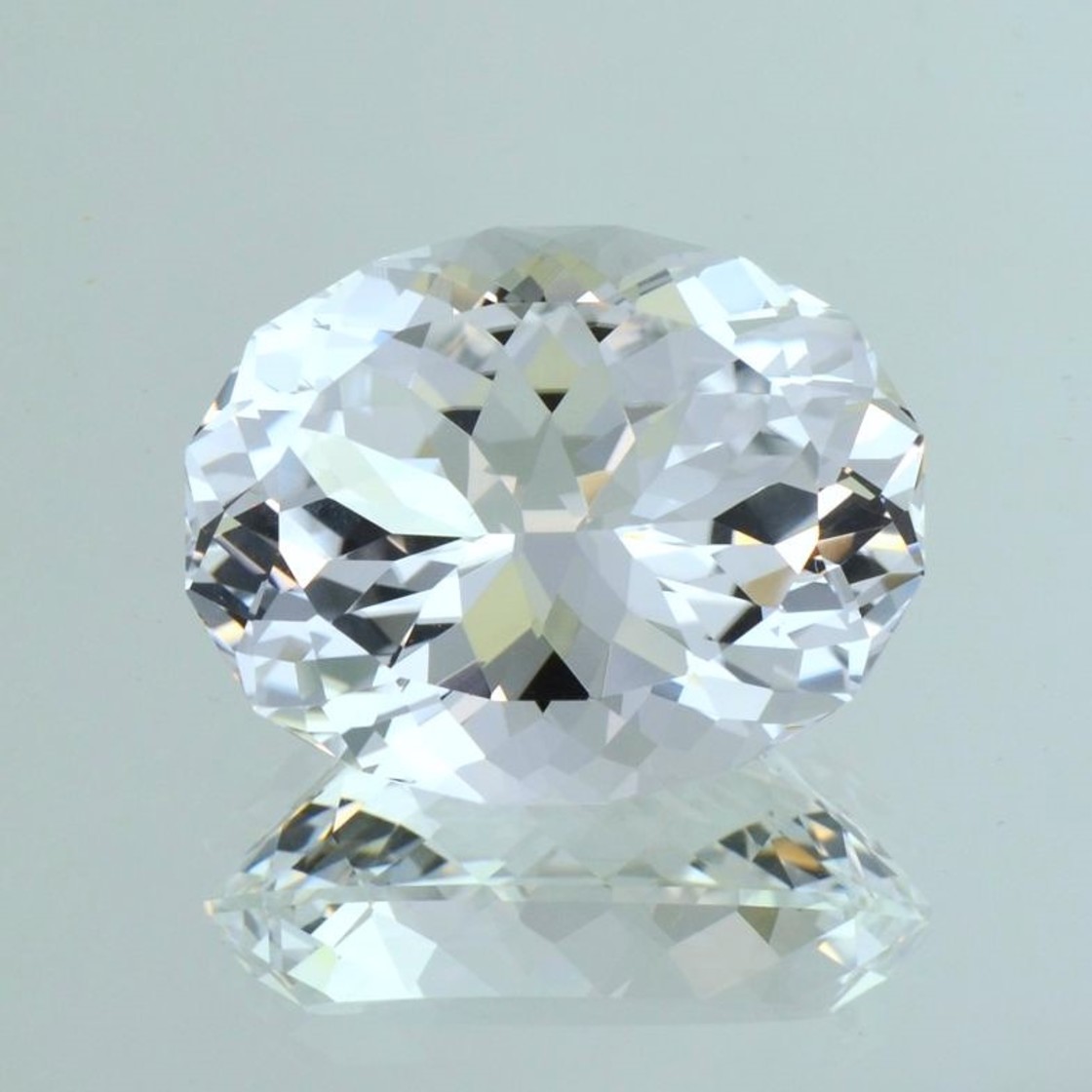 Topas oval farblos unbehandelt 41,08 ct
