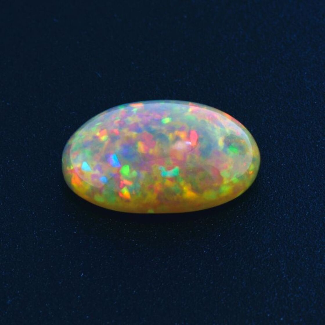 Edelopal Cabochon oval 12,17 ct.