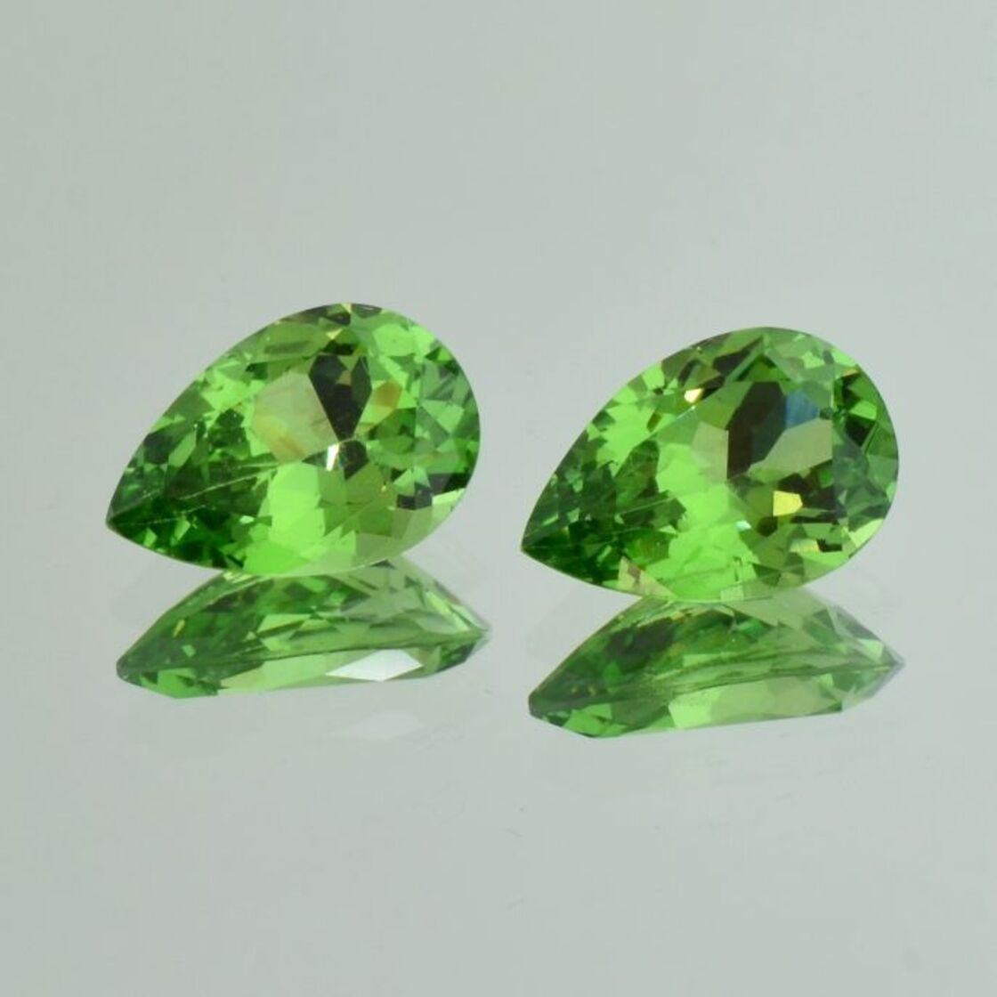 Garnet Pair Grossulare pear green 8.69 ct.