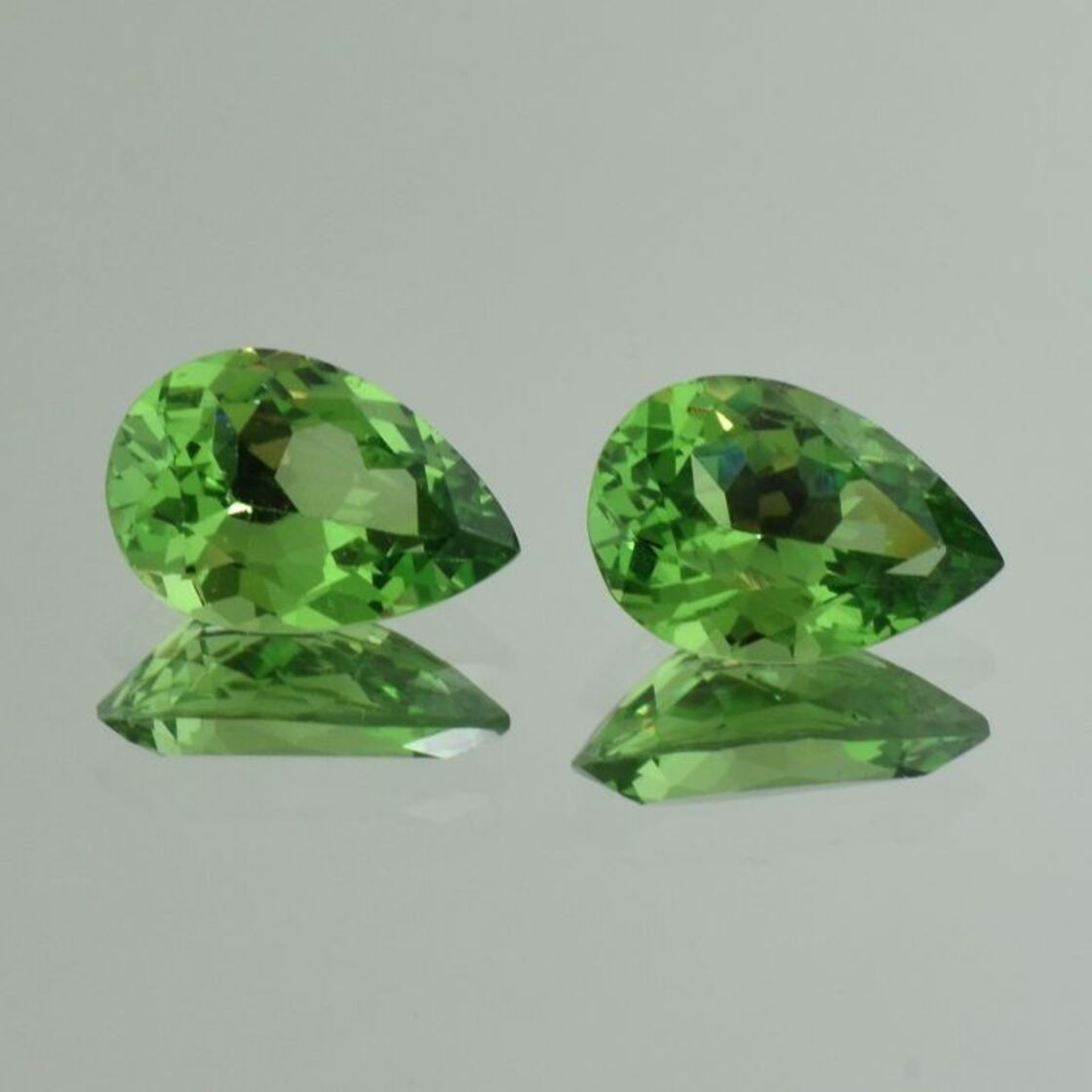 Garnet Pair Grossulare pear green 8.69 ct.