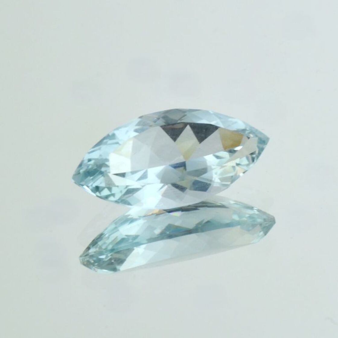 Topas Navette hellblau 8,69 ct