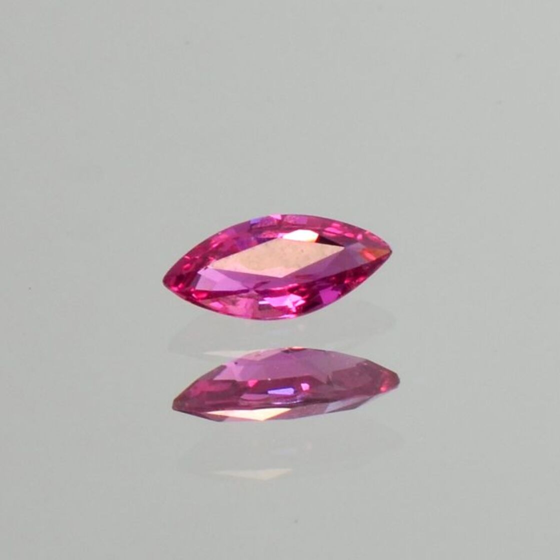 Rubin Navette pink-rot ungebrannt 0,55 ct