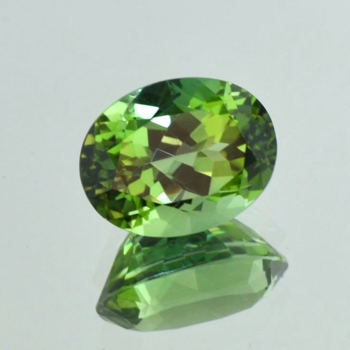 Verdelith Turmalin oval grün 7,40 ct.