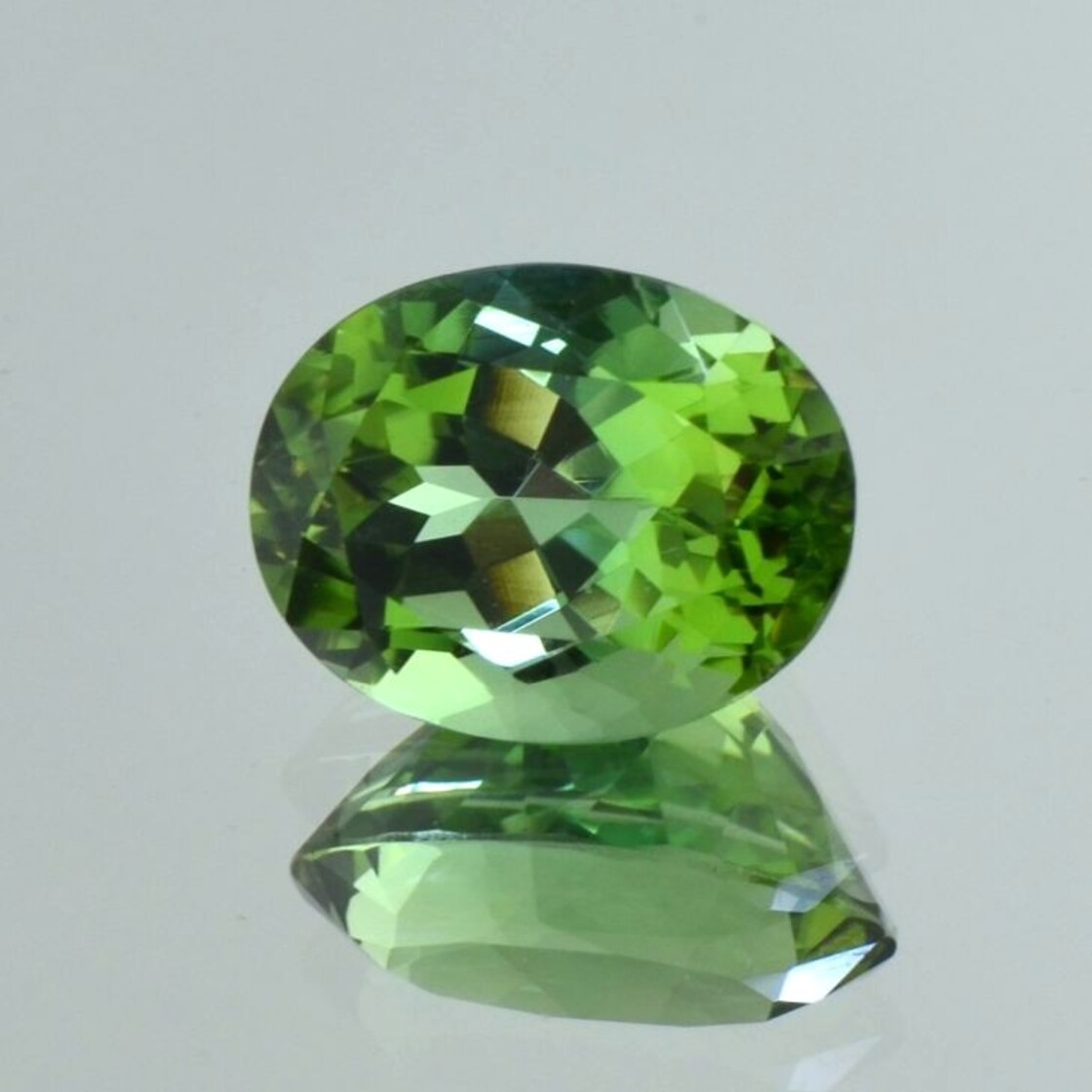 Verdelith Turmalin oval grün 7,40 ct.