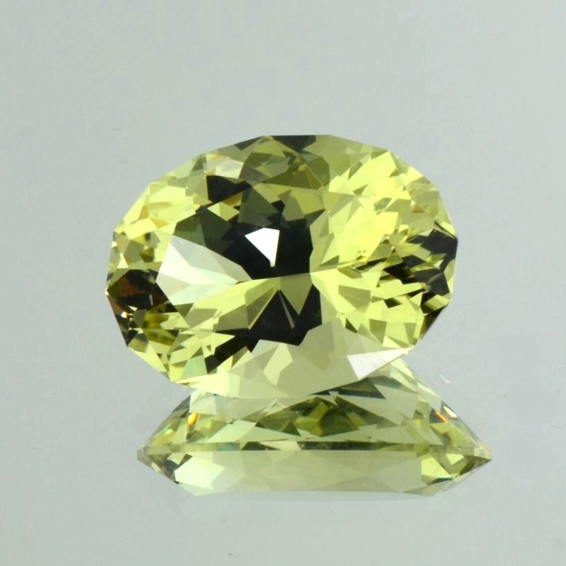Heliodor Beryll oval grünlich gelb 18,41 ct.