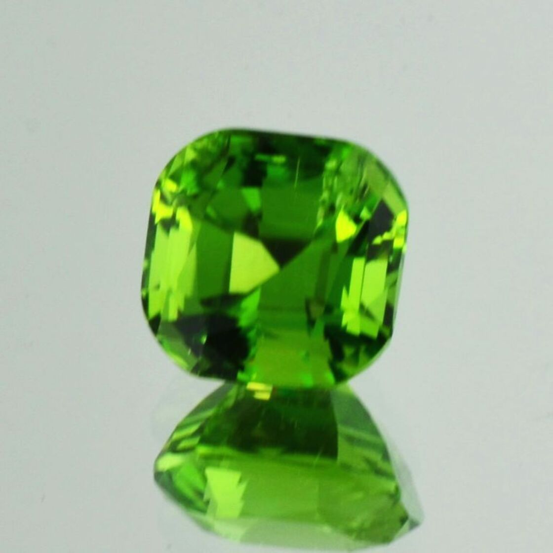 Peridot cushion green 6.97 ct.