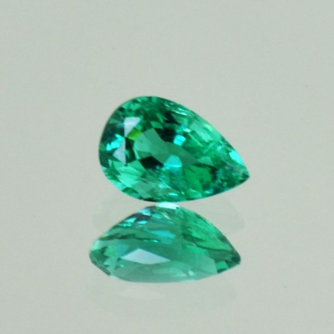 Emerald pear green 1.10 ct.