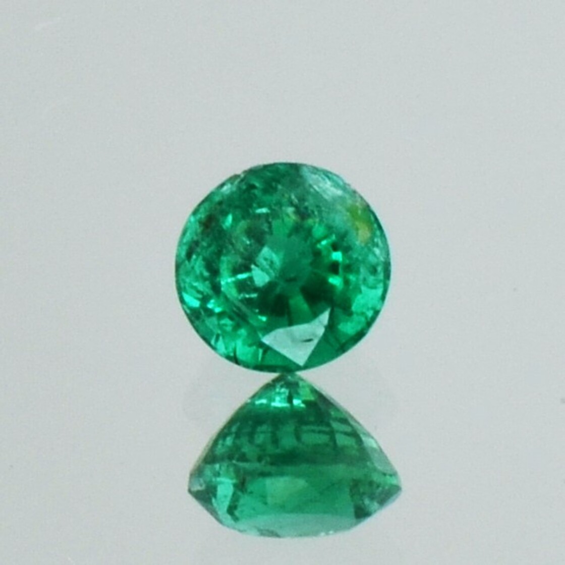 Emerald round green 0.65 ct