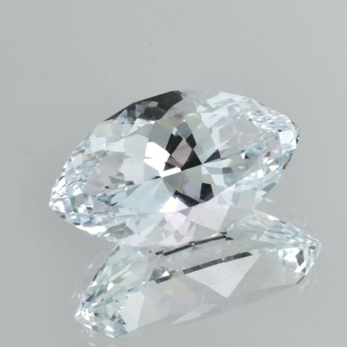Topas Navette farblos getönt 39,19 ct