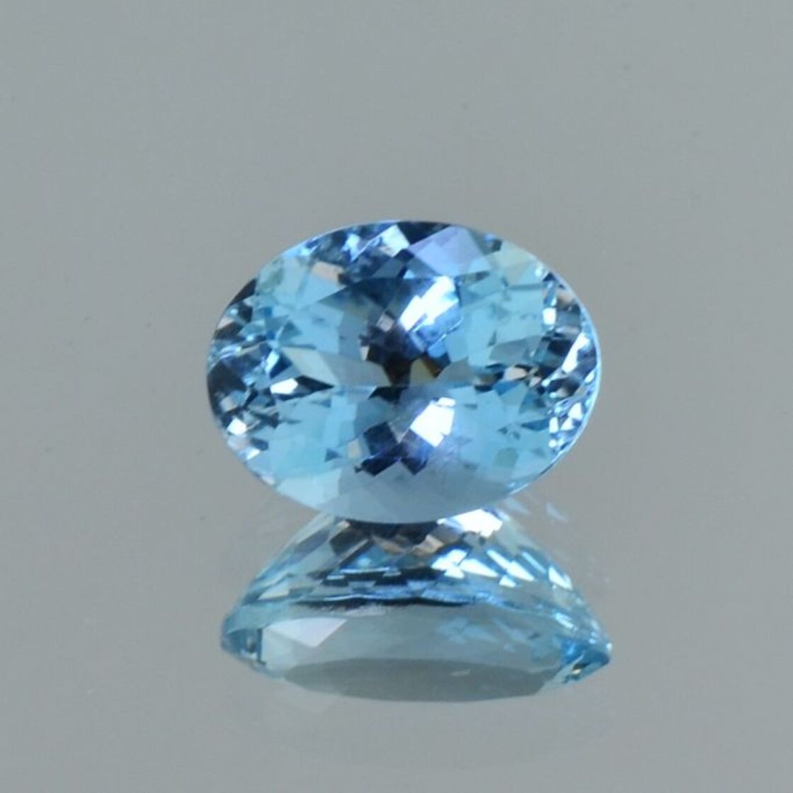Aquamarin oval hellblau 3,86 ct.