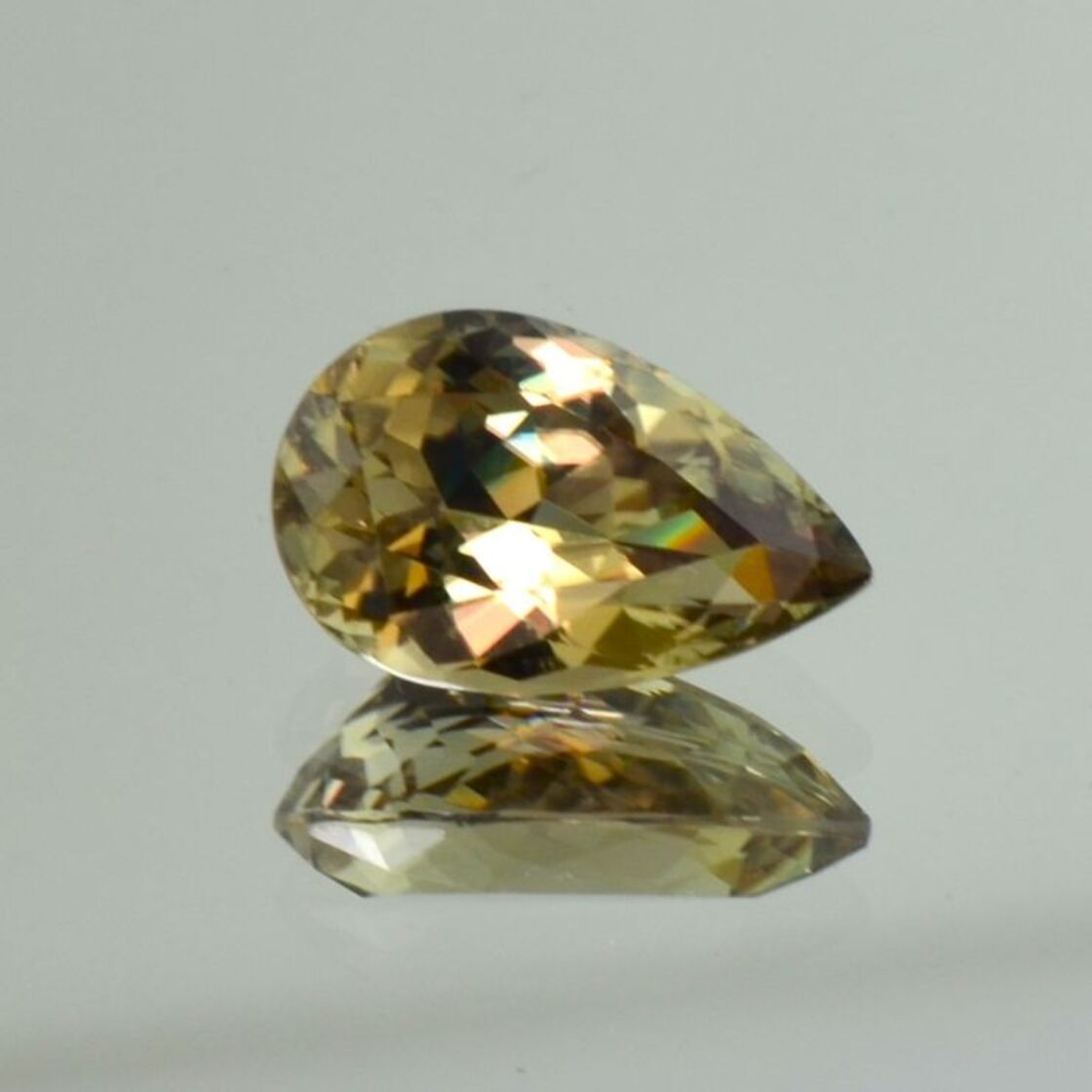 Diaspor Sultanit Tropfen gelbgrün 6,53 ct
