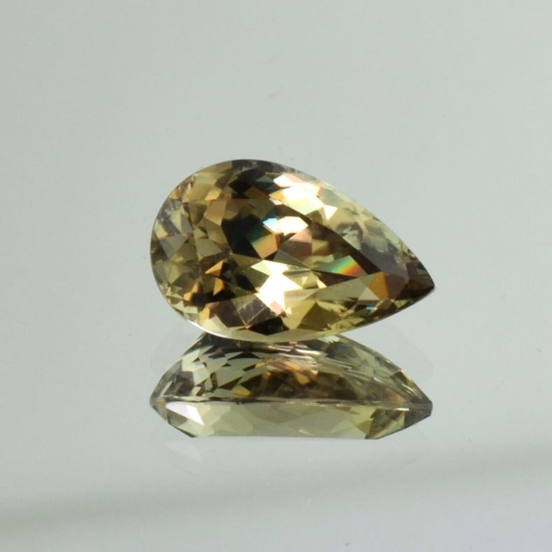 Diaspor Sultanit Tropfen gelbgrün 6,53 ct