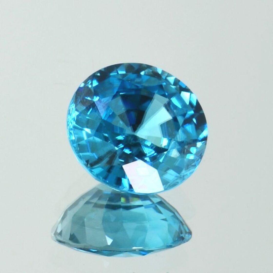 Zircon round blue 9.92 ct.