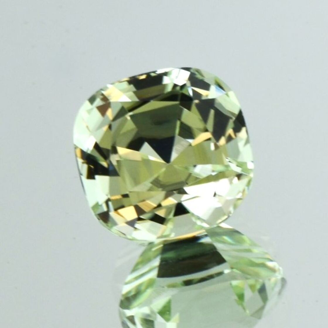Turmalin antik helles Gelbgrün 10,69 ct.