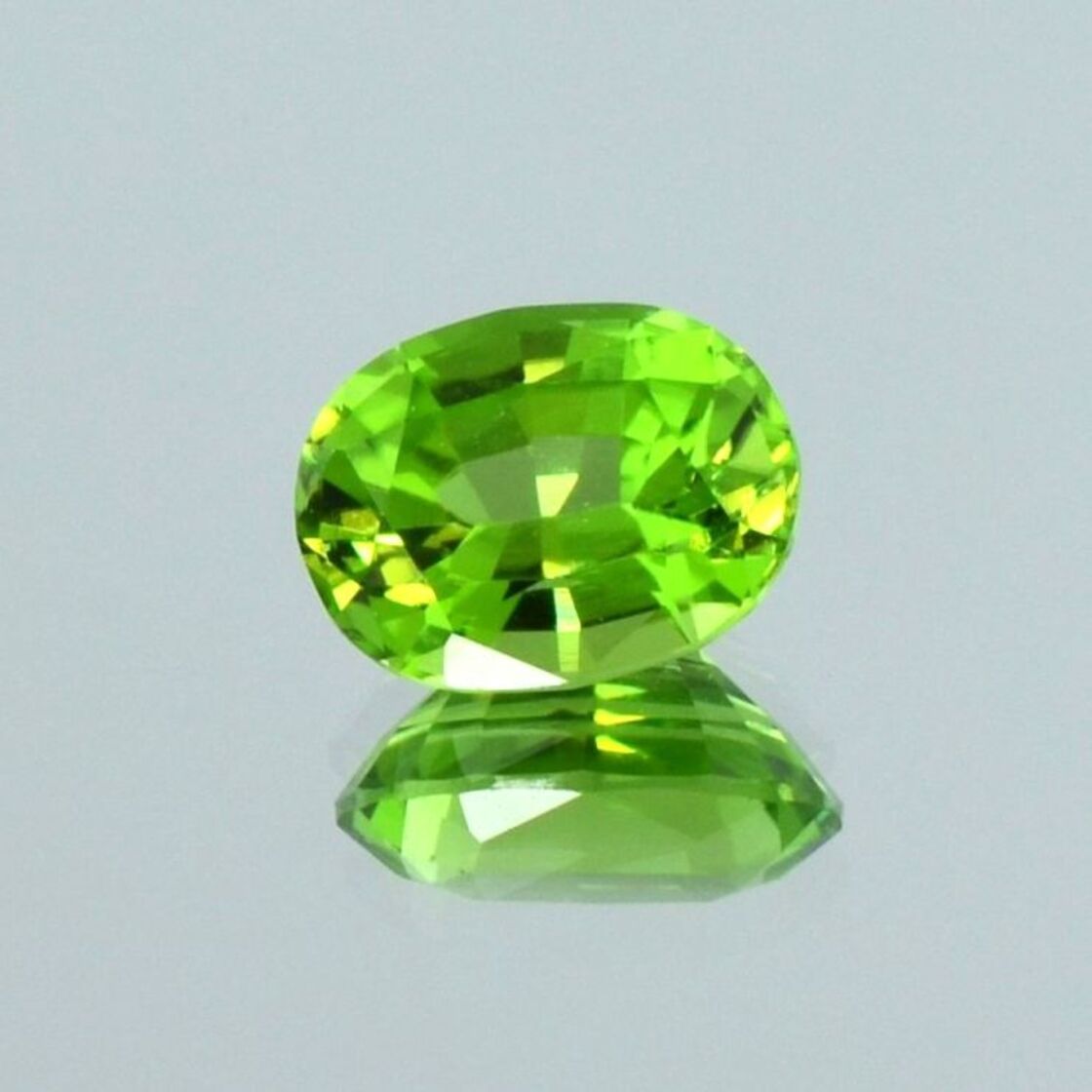 Peridot oval yellowish green 2.71 ct