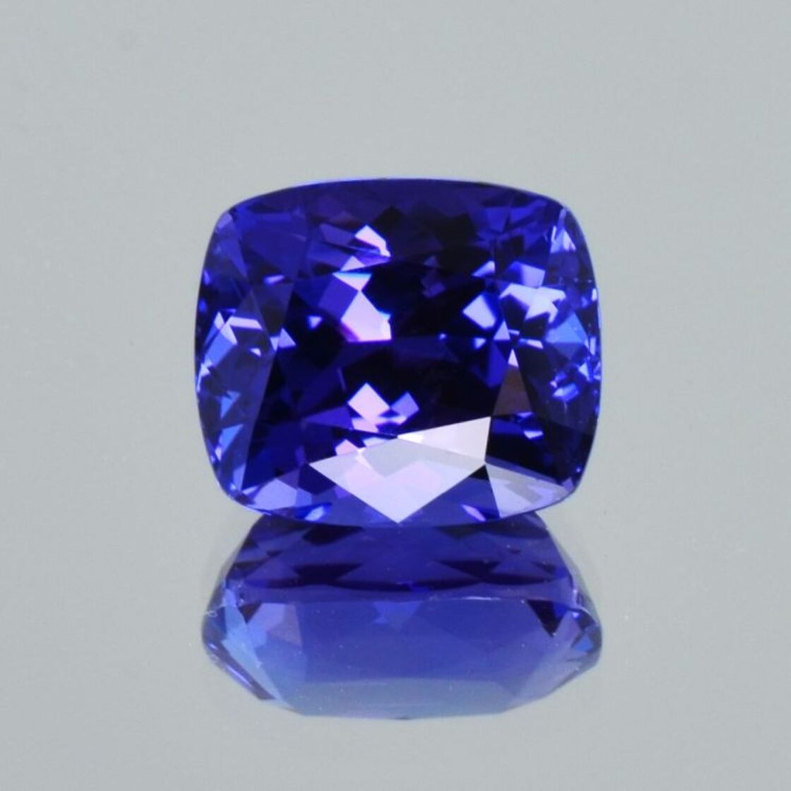 Tanzanite cushion intense Violettblau 6.31 ct.