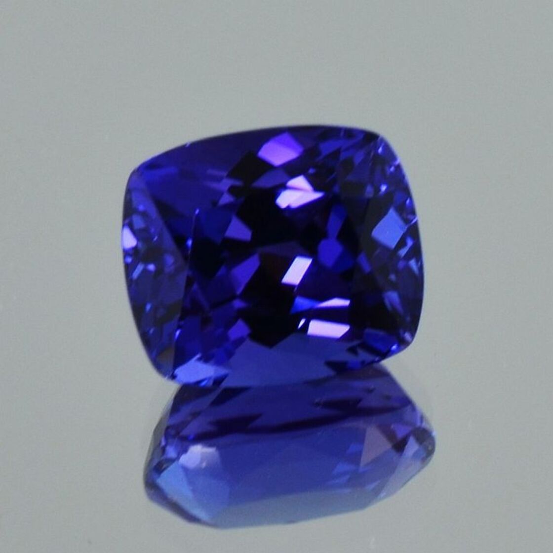 Tanzanite cushion intense Violettblau 6.31 ct.