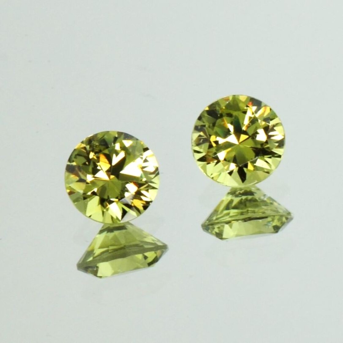 Mali-Garnet Pair round yellow green 2.85 ct