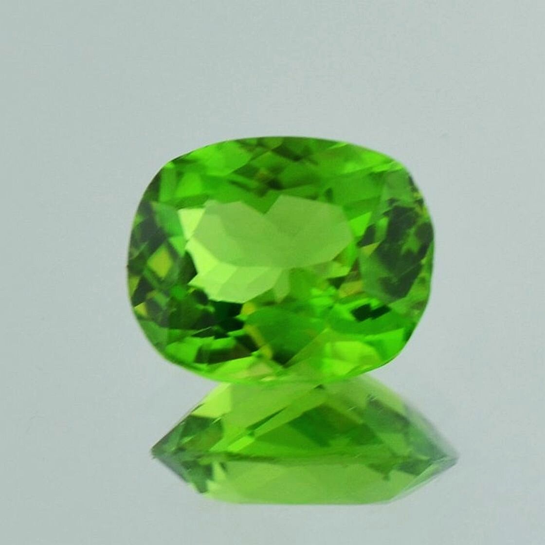 Peridot antikoval intensives Grün 7,18 ct