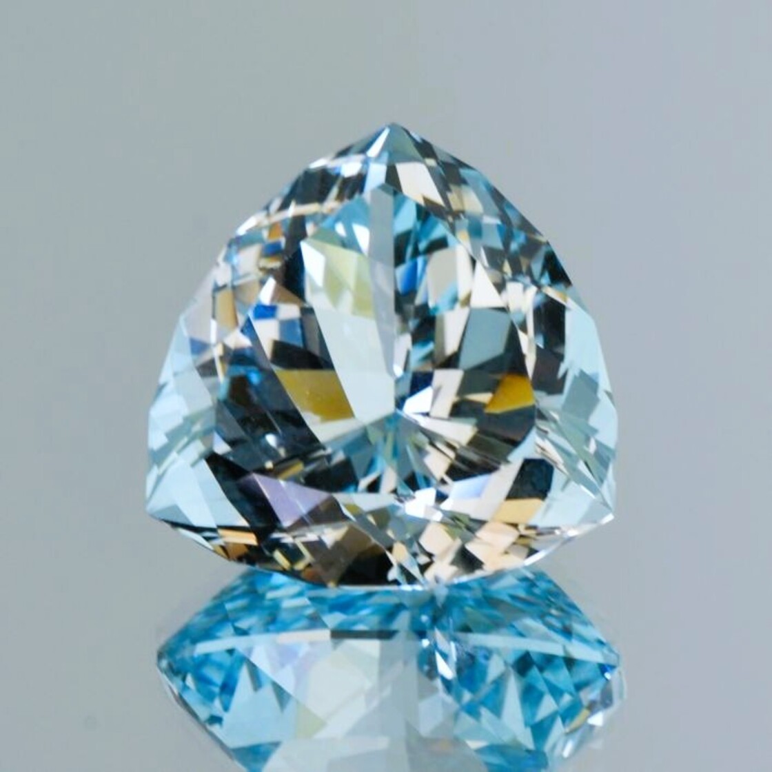 Topas Trillion hellblau unbehandelt 35,61 ct.