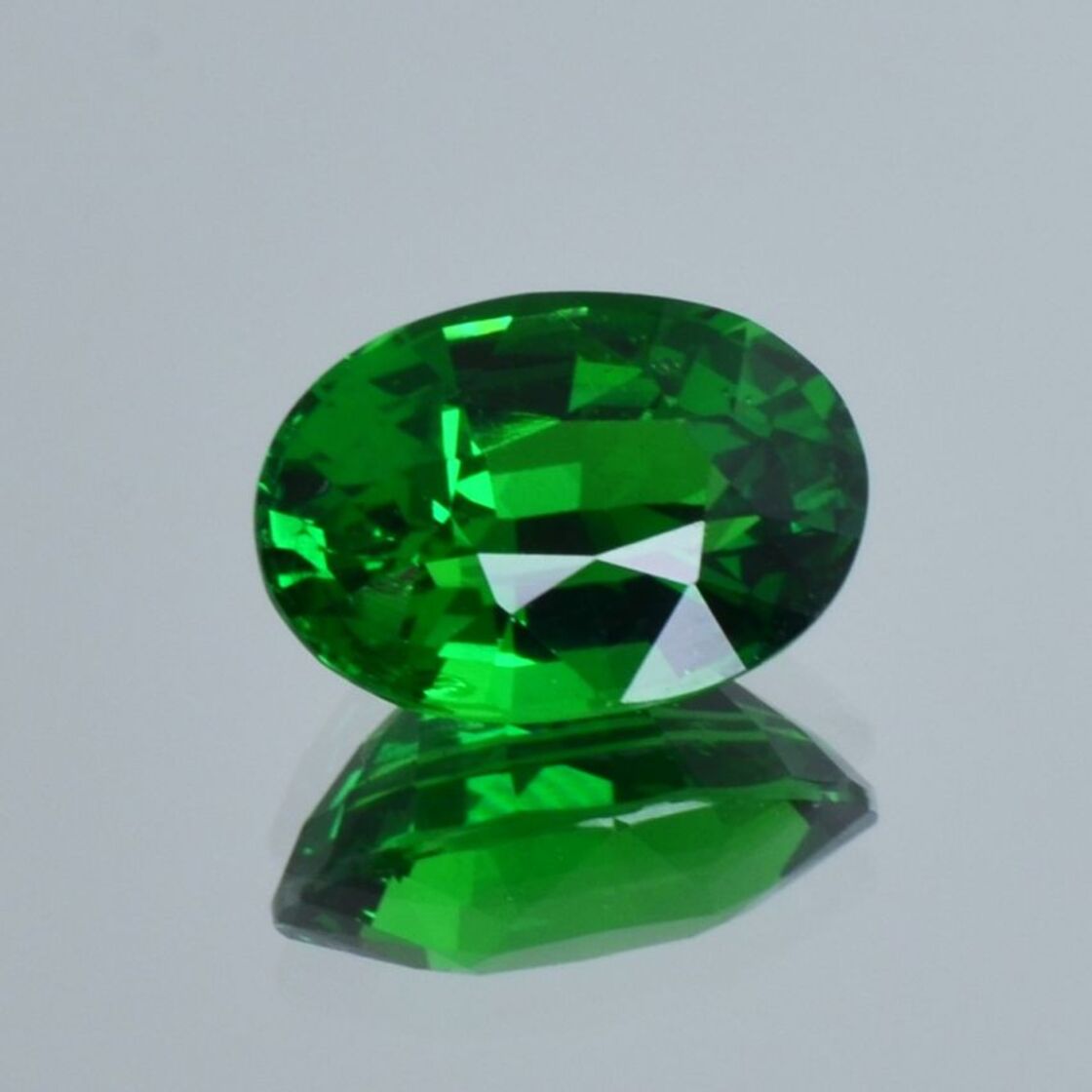 Tsavorit Granat oval intensives Grün 3,03 ct.