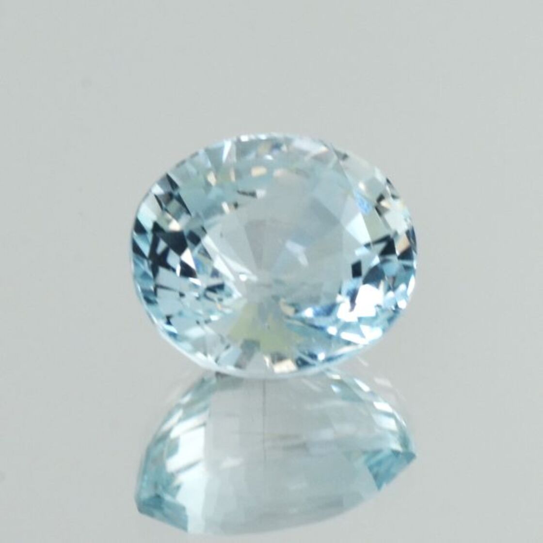 Topaz oval very light blue untreated 9.28 ct.