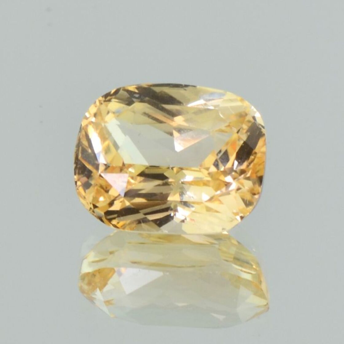 Saphir antik helles Orangegelb unbehandelt 7,59 ct.