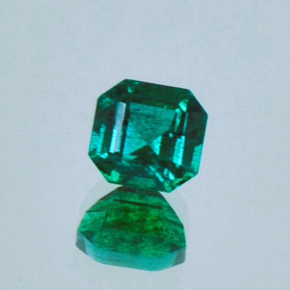 Emerald octagon green 0.87 ct.