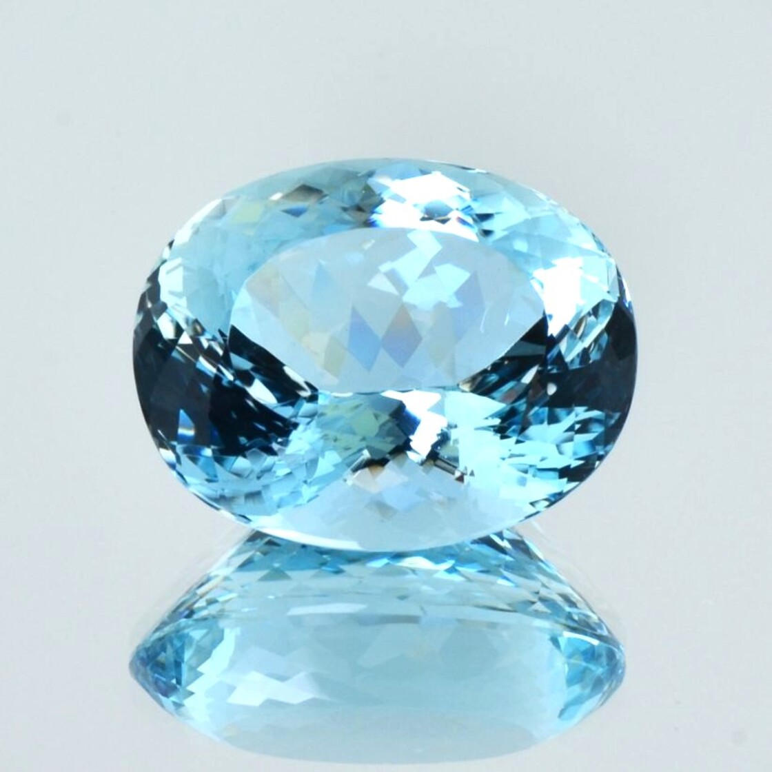 Aquamarine oval leicht greenish light blue 24.98 ct.