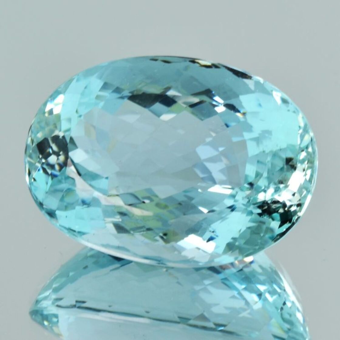 Aquamarine oval grünlich-hellblau unheated 72.82 ct.