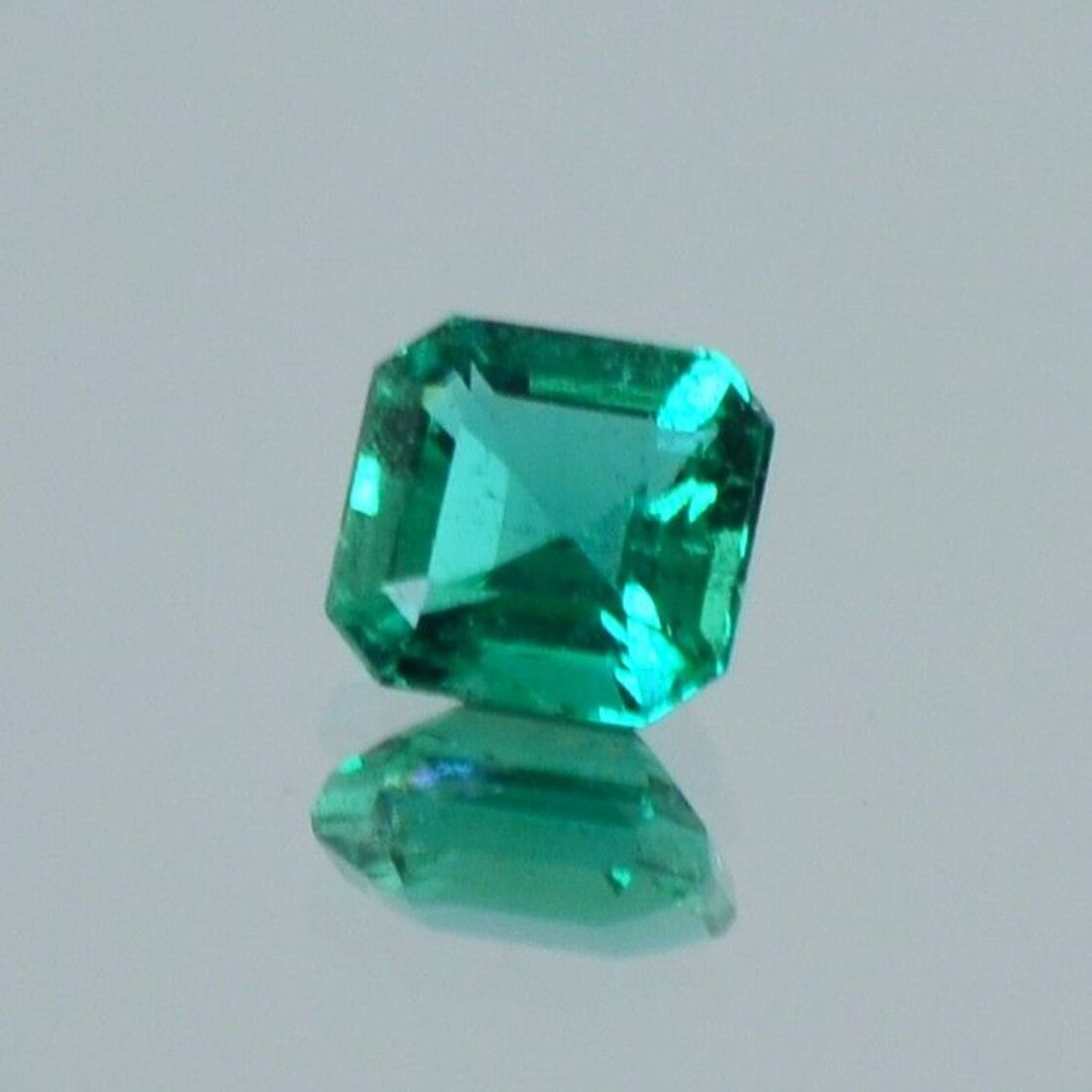 Emerald octagon green 0.55 ct.