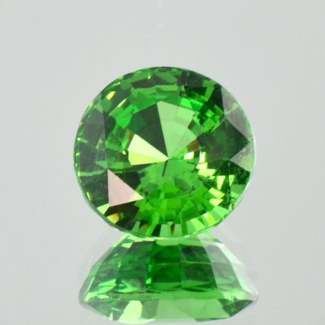 Tsavorite Garnet round intense grass green 4.35 ct.