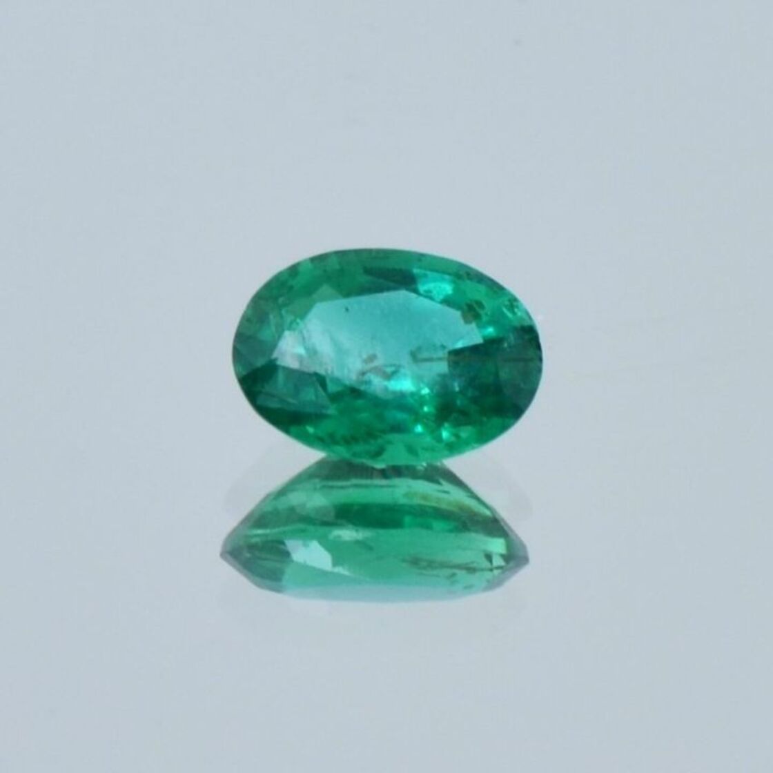 Smaragd oval grün 0,74 ct.