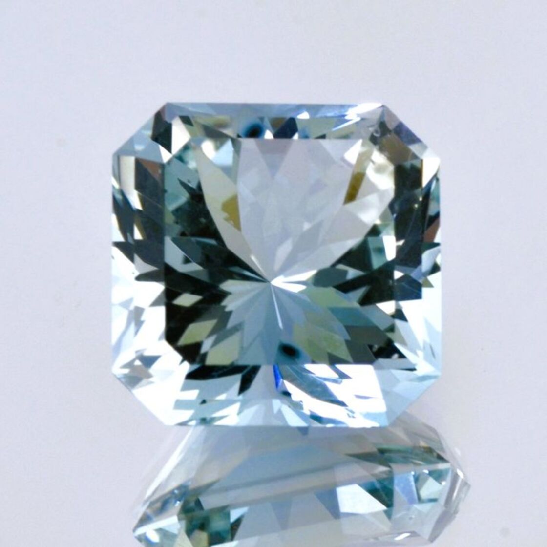 Topaz Design-Achteck light blue untreated 29.98 ct.