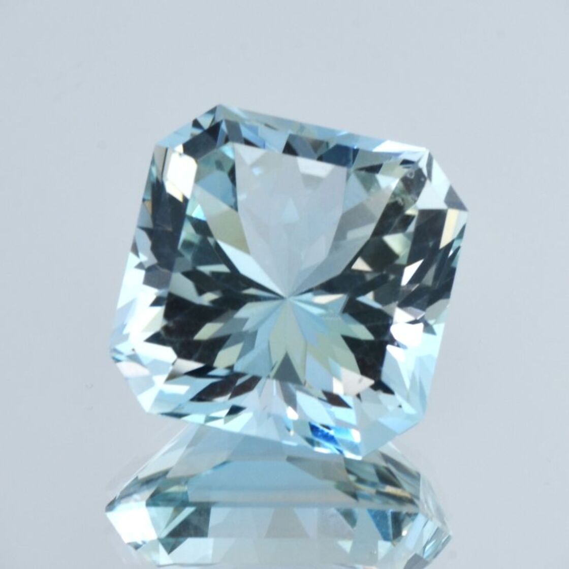 Topaz Design-Achteck light blue untreated 29.98 ct.