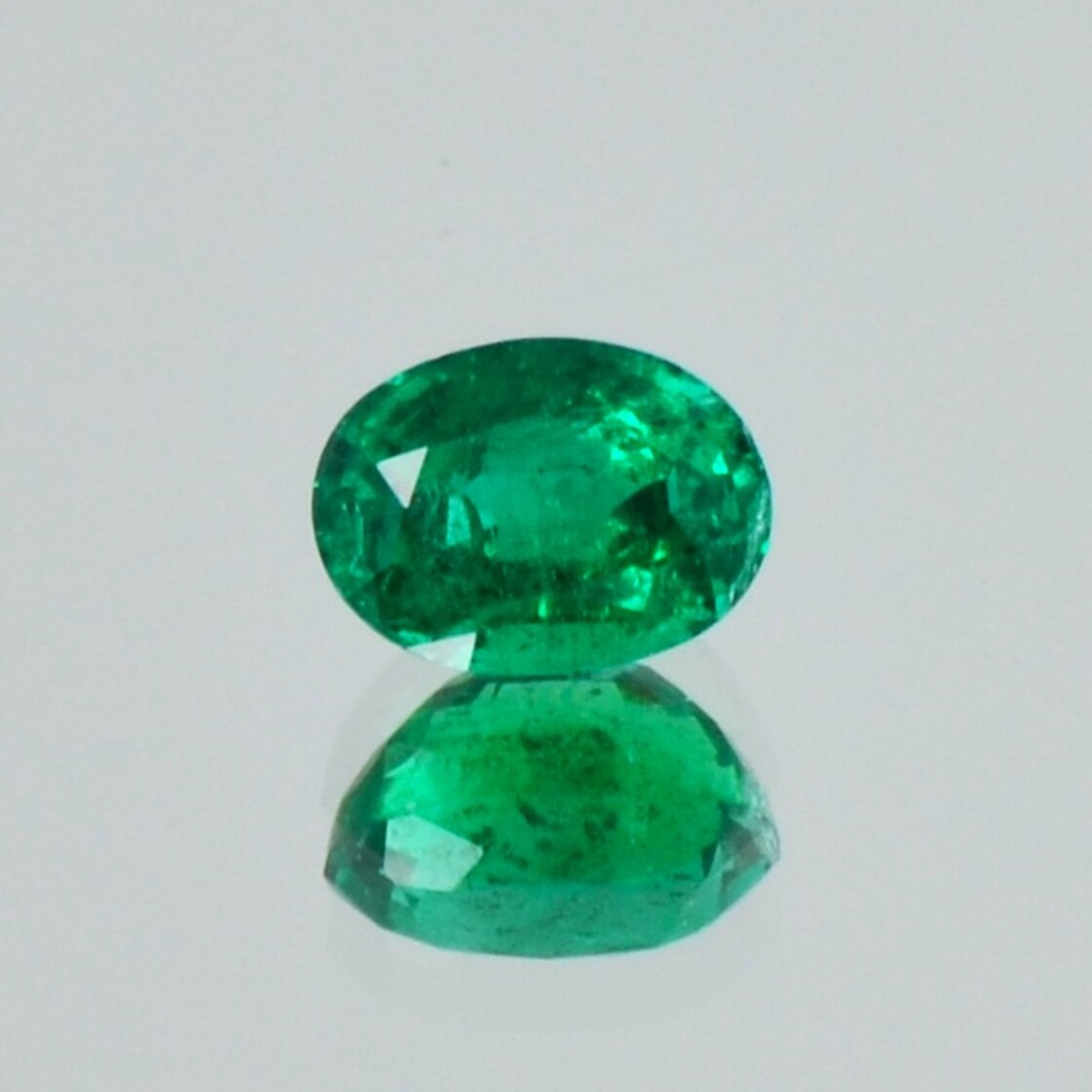 Smaragd oval grün 0,89 ct.