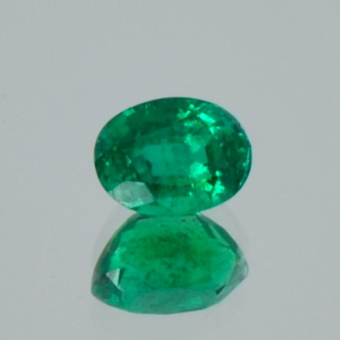 Smaragd oval grün 0,89 ct.