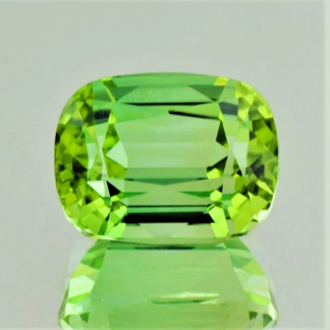 Turmalin antik gelblich hellgrün 21,82 ct.