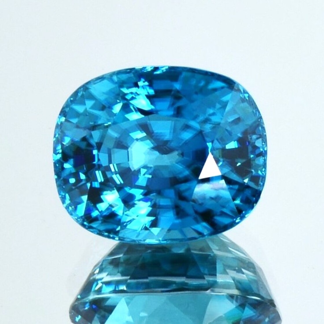 Zirkon antik intensives Blau 20,35 ct.