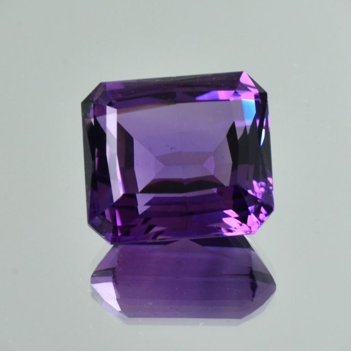 Amethyst octagon violet 22.35 ct.