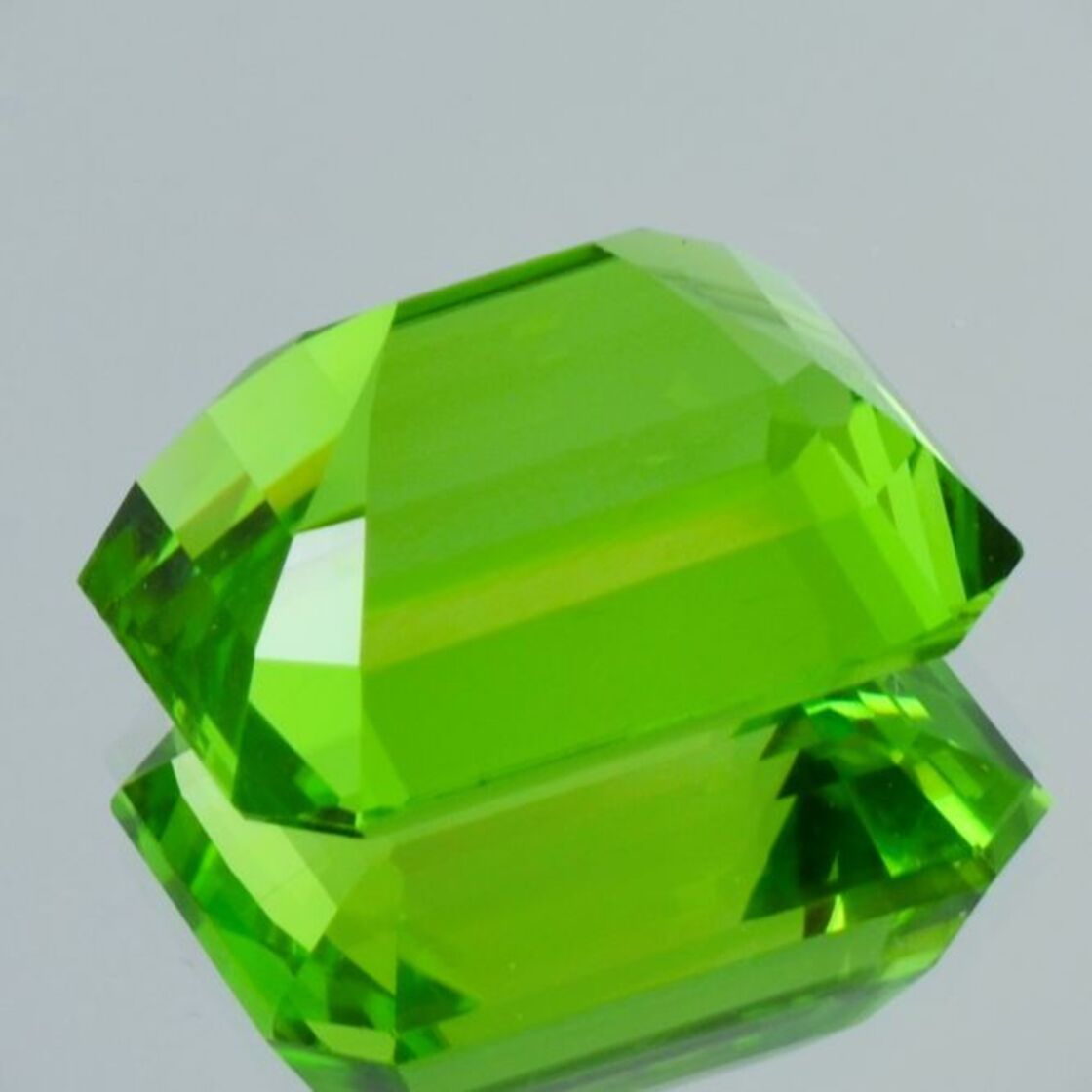 Peridot octagon intensives Grün unbehandelt 28,828ct