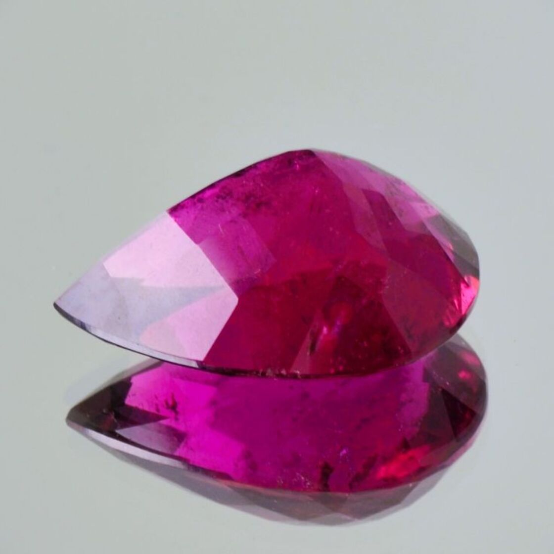 Rubellit Turmalin Tropfen purpurrot 20,290 ct