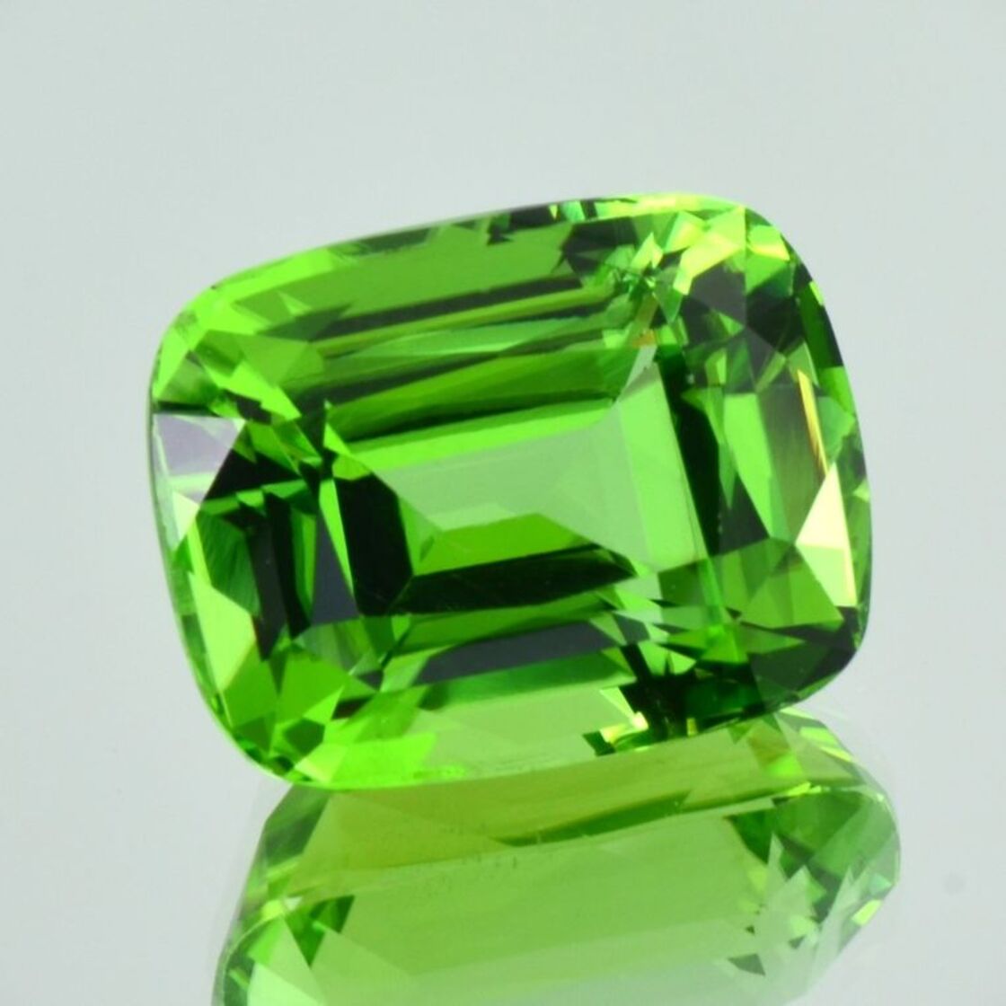 Peridot cushion intense green untreated 24.987 ct