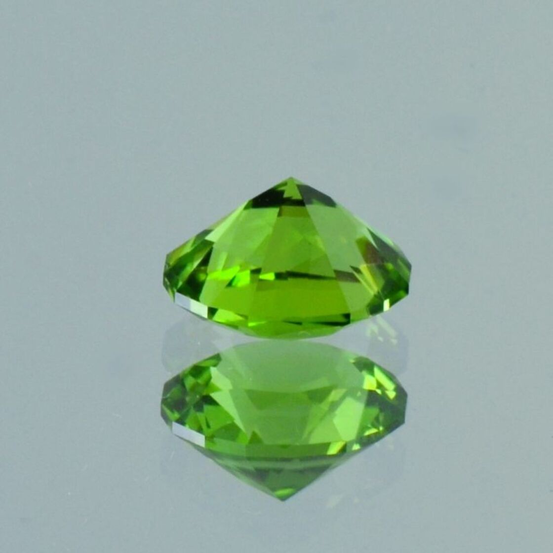 Peridot Design-Oval grün 3,82 ct.